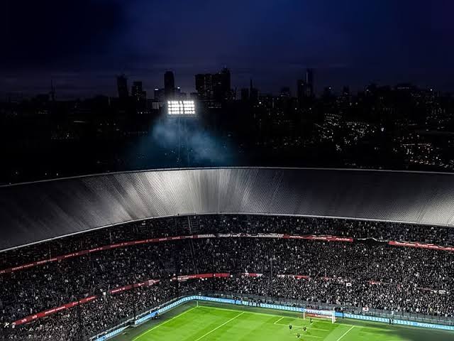 Feyenoords Financiën en Vergroten