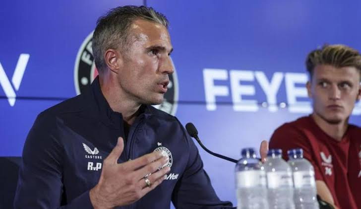 Robin van Persie bekritiseert Feyenoord-spelers, verwijt hen meer